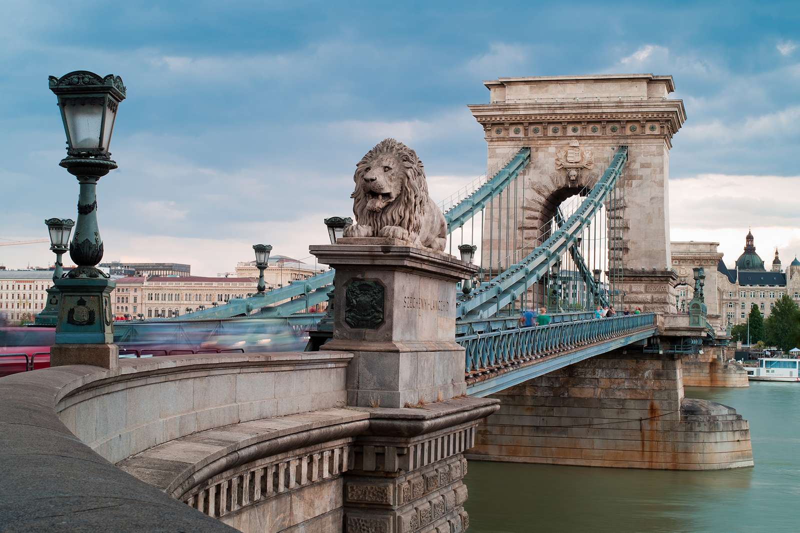 Цепной мост или мост Сеченьи — висячий мост через реку Дунай
